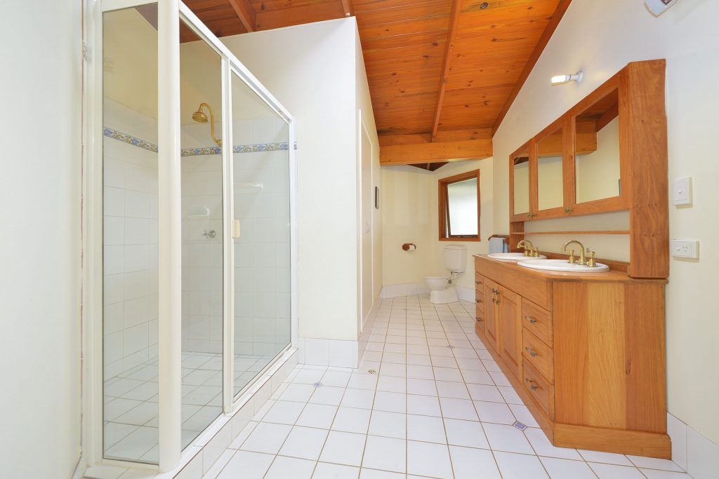 Maleny Accommodation McCarthy Lake House shared bathroom