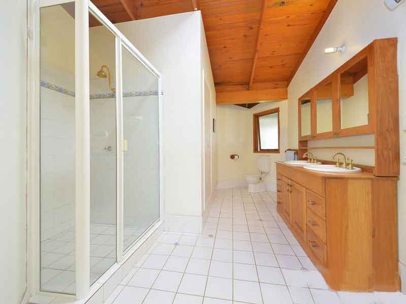 accommodation maleny timber bathroom